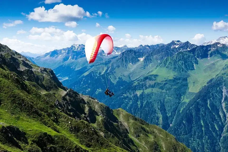 Thrilling Bir Billing Paragliding Packages from Delhi – Stay & Fly!