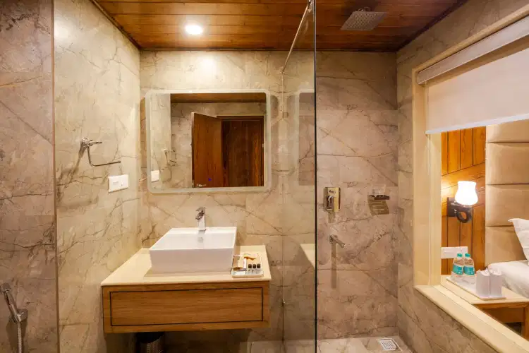 Manali Volvo Tour with Couple-Friendly Stay at SVH Hotel (Centrally Heated)
