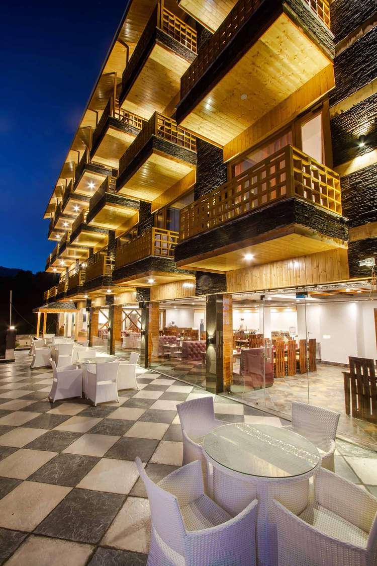 Manali Luxury Vacation with Snow White Resort – Centrally Heated