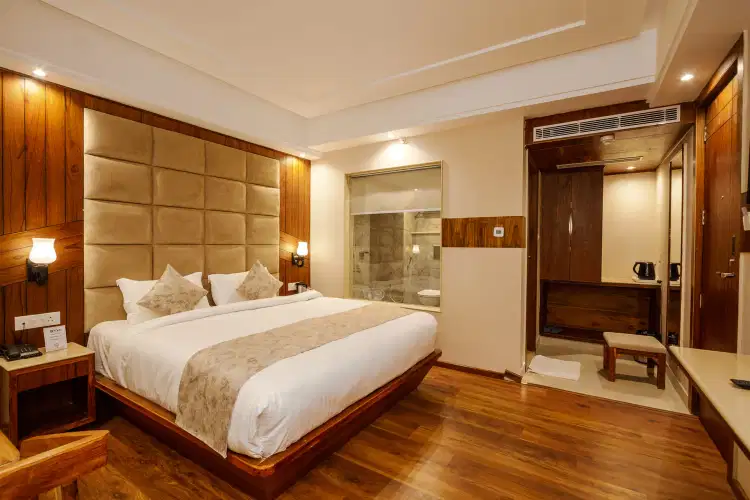 Manali Volvo Tour with Couple-Friendly Stay at SVH Hotel (Centrally Heated)