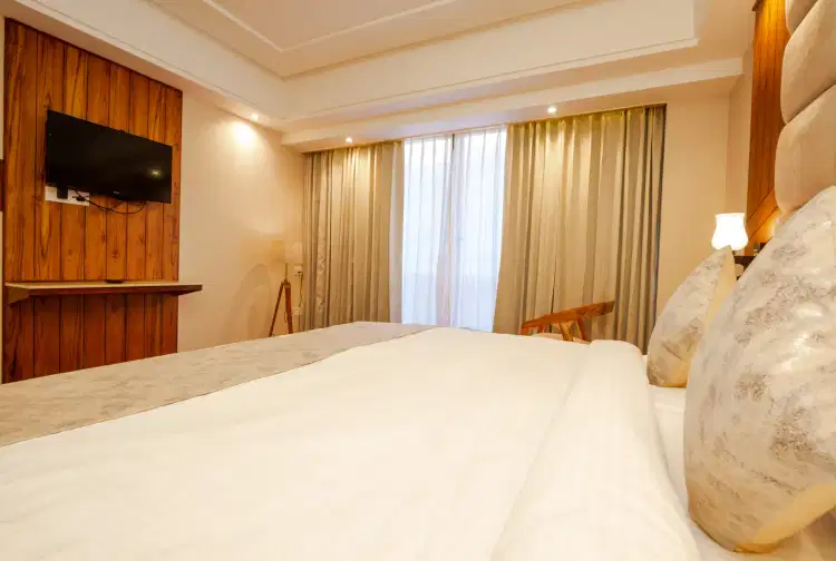 Manali Volvo Tour with Couple-Friendly Stay at SVH Hotel (Centrally Heated)