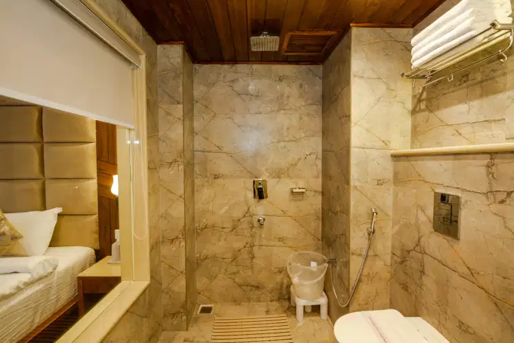 Manali Volvo Tour with Couple-Friendly Stay at SVH Hotel (Centrally Heated)