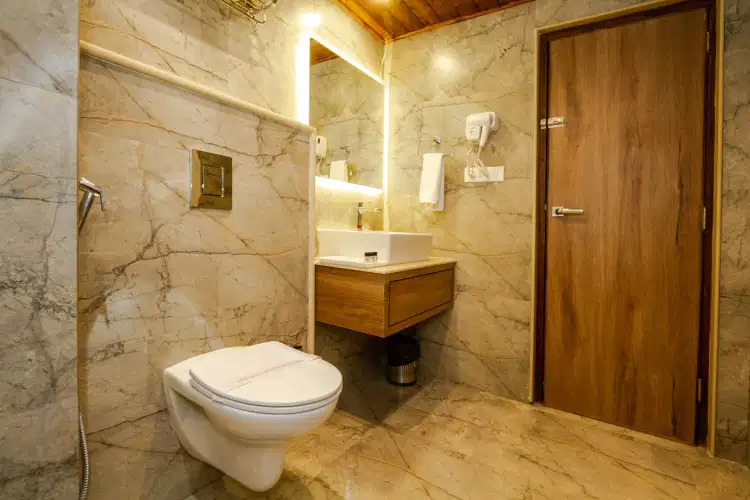 Manali Volvo Tour with Couple-Friendly Stay at SVH Hotel (Centrally Heated)